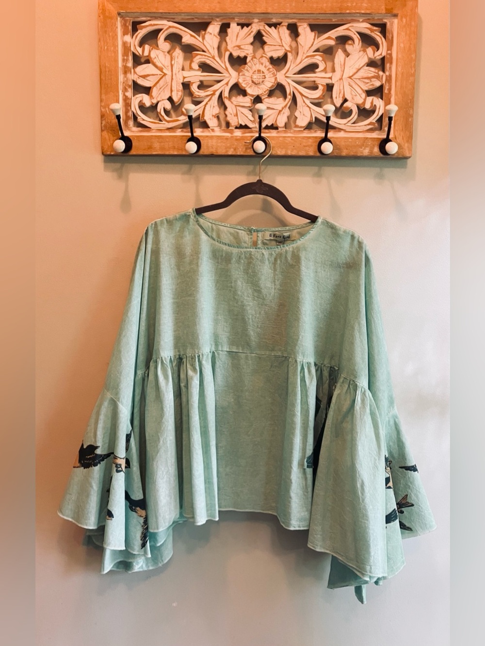 A Rare Bird Top Bell-Sleeve Linen Relaxed Fit in Mint, Star Pocket and Birds OS